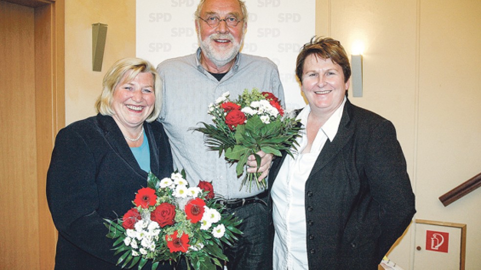 Niedersachsens Sozialministerin Cornelia Rundt (links) und die SPD-Landtagsabgeordnete Johanne Modder gratulieren Gerd Groskurt. Er wurde in Bunde zum neuen Bezirksvorsitzenden der SPD-Arbeitsgemeinschaft »60plus« gewählt. © Foto: Szyska