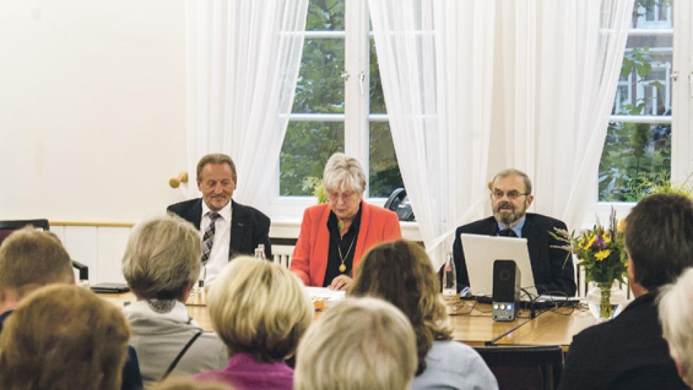 Interessiert lauschten die rund 40 Zuhörer den Ausführungen von Dr. Dr. Heide Braukmüller. Flankiert wird sie von Bürgermeister Wilhelm Dreesmann und ihrem Ehemann Gebhard Braukmüller (rechts). © Foto: de Winter