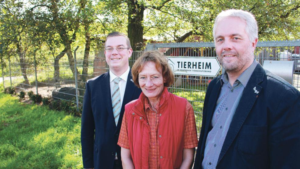 Papenburgs Bürgermeister Jan Peter Bechtluft (links) und Ordnungsamtsleiter Matthias Heyen ließen sich gestern von Tierheim-Leiterin Iris Holzapfel den Standort das Tierschutzes Rheiderland in Stapelmoor zeigen. © Foto: privat