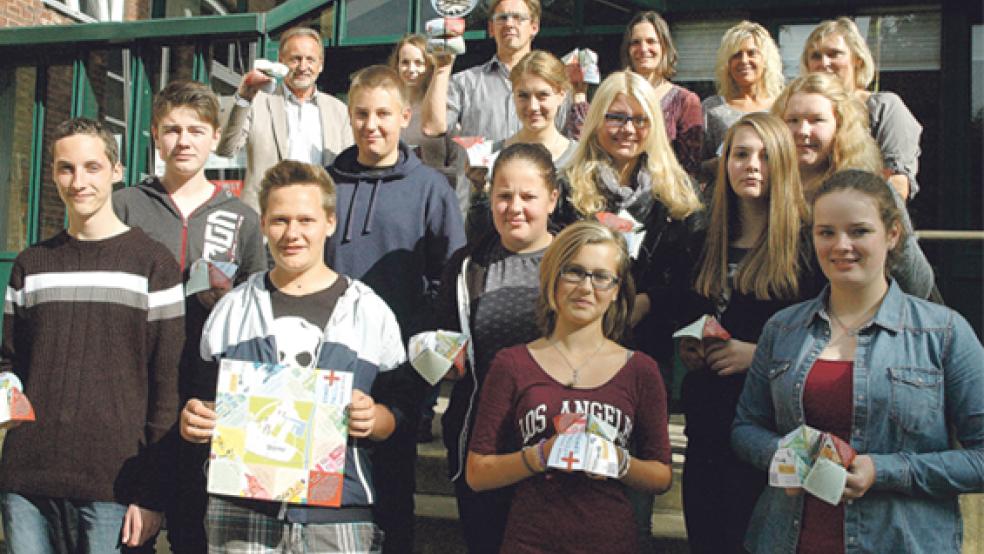 Stellvertretend für den Wahlpflichtkurs Kunst des vergangenen Schuljahres an der Karl-Bruns-Realschule übergaben Lehrerin Birgit Ridder mit ihrer neuen Oberschulklasse und Projektpartner Matthias Löcker gestern den innovativen Stadtführer an Bürgermeister Wilhelm Dreesmann und die Verwaltungsangestellten Kerstin Beier, Trinette Hoffbuhr und Hilde Willems. © Foto: Szyska