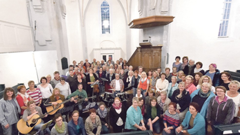 Der »Rheiderlandchor« probt in der Stapelmoorer Kirche für den Auftritt am »Gospelday«.  © Foto: Bruins