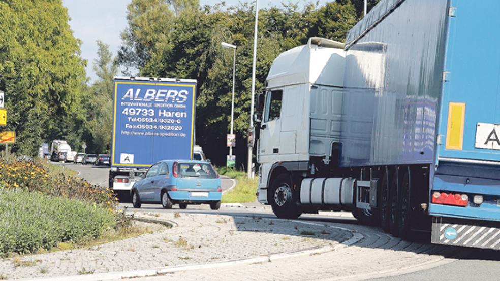 Blechlawinen zwängten sich durch das Nadelöhr am Verkehrskreisel in Weener. Hier auf der Bundesstraße 436 verläuft die Umleitungsstrecke für die Teilsperrung des Emstunnels. © Foto: Garrels