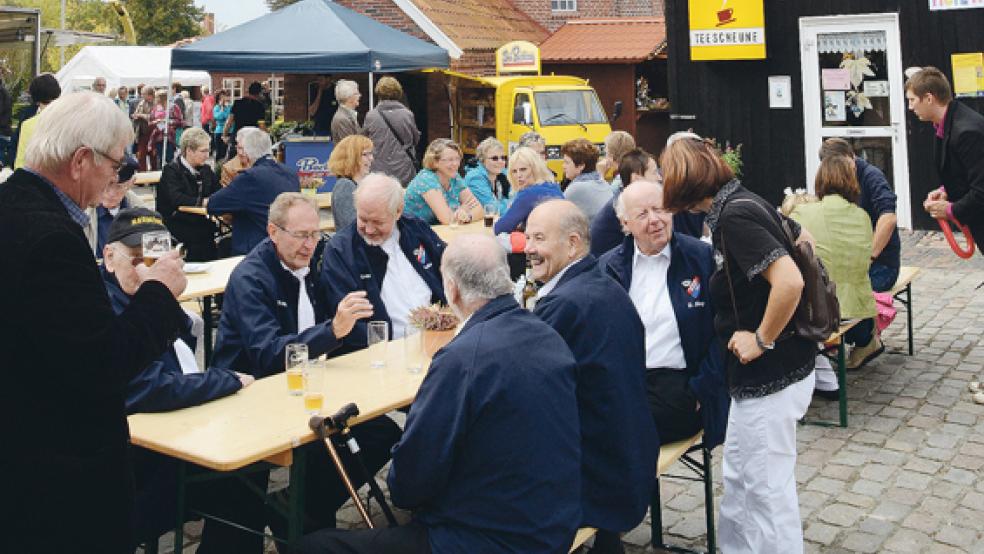 Die Mühlenflügel drehen sich und auf dem Boden geht es rund. Beim Mühlenfest sorgten die Landfrauen Helena Siemens und Roswitha Krüger (oben rechts) für frische Milchmixgetränke. Ballon-Künstler Lars Klemmer verzauberte die kleinen Besucher (Mitte). Auf dem Blumenmarkt gab es so manches Schnäppchen (unten rechts). © Fotos: Hanken