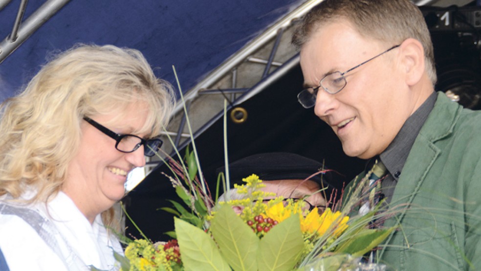 Blumen von Bürgermeister Gerald Sap zum Geburtstag. Gewerbevereins-Vorsitzende Birgit Lübbermann-Gabriel konnte ihren Ehrentag bei der Euro-Fete im großen Rahmen feiern. © Foto: Hanken