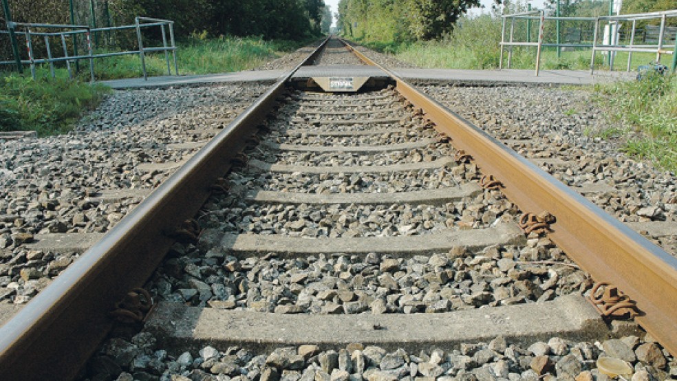 An diesem unbeschrankten Bahnübergang nahe der Diskothek »Pyramide« am Katjedeep in Bunde, der nur für Fußgänger und Radfahrer passierbar ist, kam es gestern Morgen zu dem Unfall. Die Fahrgäste mussten den Zug verlassen. © Foto: Szyska