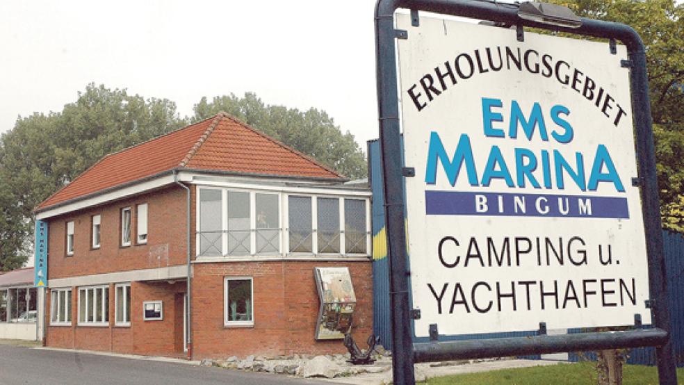 Nach der Razzia auf der Ems Marina in Bingum hat die niederländische Justiz sich beim Landkreis gemeldet. Denn das Areal am Emsdeich gehört dem Landkreis und der Stadt. © Foto: Szyska