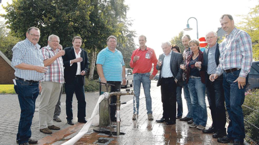 »Bechertrunk« am Kellingwold: Aus der gerade erneuerten Wasserleitung in Bunde ließ sich die Schaukommission des Wasserversorgungsverbandes gestern eine Geschmacksprobe »zapfen«. Dritter von links Verbandsgeschäftsführer Jan Schulte, zweiter von rechts Verbandsvorsteher Peter Woltermann. Für den Landkreis Leer erklärte Peter Spekker (fünfter von rechts) die Verbandsanlagen anschließend für »schaufrei«. © Foto: Hoegen