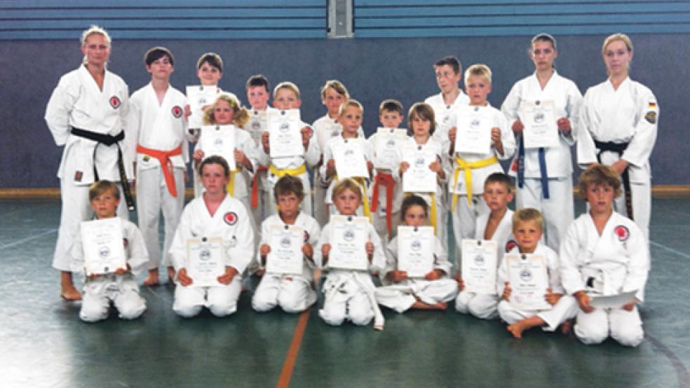 Erfolgreiche Bunder Karateka: Insgesamt 20 Kampfsportler stellten sich erfolgreich den Prüfungen. Das Foto zeigt (hinten von links) Trainerin Vicky Fricke, Keno Woldenga, Niklas Markwirth, Annika Silze, Ludgar Hilbrands, Fiete Sanders, Sarah Lamprecht, Pepe Sanders, Nicolas Hofman, Ben Schipper, Hauke Gruis, Lukas Tammen, Sandra Gottwald, Nathalie Franck sowie (vorne von links) Yuri Soldaat, Leoni Lüppens, Pia Groenewold, Maximilian Pott, Paula Plöger, Alexander Becker, Oscar Schipper und Lucian Frey.  © Foto: privat