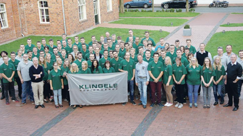 Die Klingele-Azubis zeigen Flagge: 85 Auszubildende der Unternehmensgruppe besichtigten am Wochenende die Papierfabrik und Dampfzentrale in Weener. © Fotos: privat