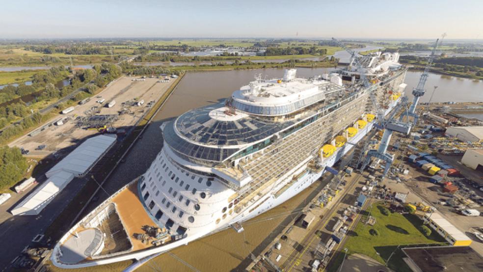 Gerüstet für die Emsfahrt: Die »Quantum of the Seas« bricht voraussichtlich morgen zu ihrer Passage über den Fluss auf. Das System eines Weeneraners soll den Ozeanriesen sicher durch die Engstellen des Flusses leiten. © Foto: Meyer Werft