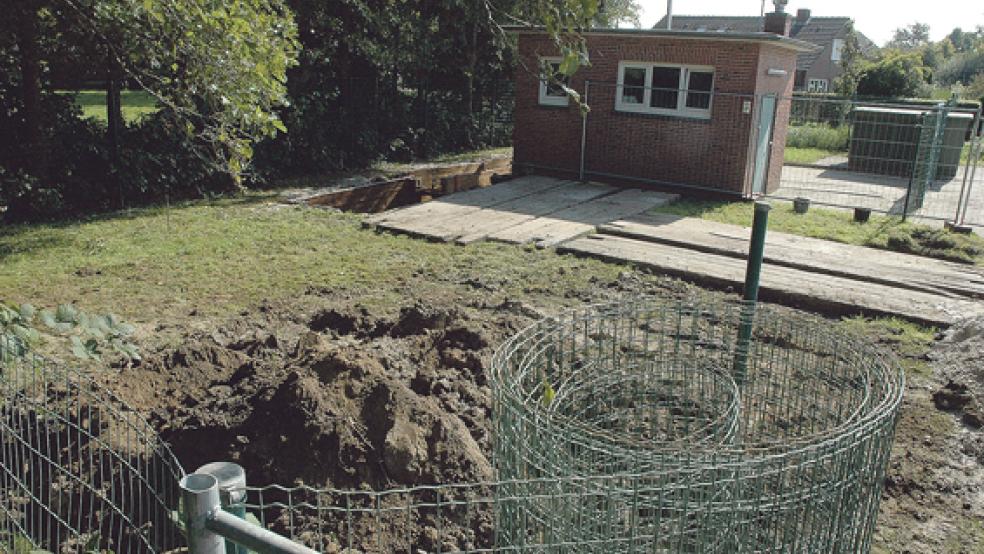 Vorgezogen wurden die Arbeiten an der Pumpstation an der Bingumgaster Straße in Bingum (Bild). Am Endpunkt der Abwasserleitung aus der Gemeinde Jemgum werden derzeit neue Messgeräte installiert, damit die Leeraner Stadtwerke die einströmende Wassermenge abrechnen können. Die alte Wasseruhr ist für die geplante Druckluft-Zufuhr nicht ausgelegt. © Foto: Szyska