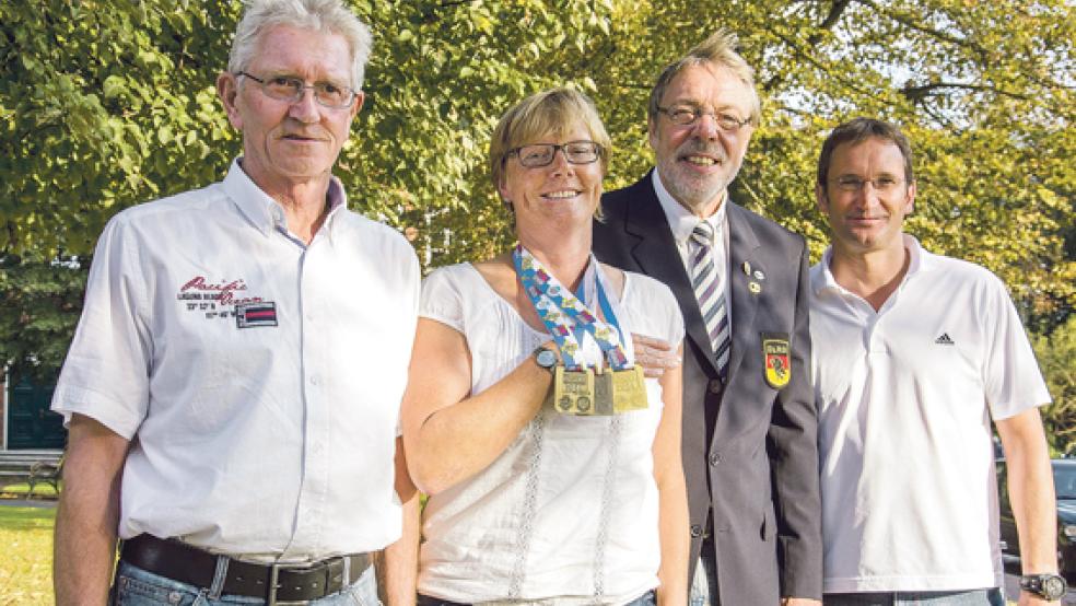 Weltmeisterin aus Weener: Annegret Peters erkämpfte sich gleich bei ihrer ersten Weltmeisterschaft im Rettungsschwimmen drei Medaillen in Gold, Silber und Bronze. Erfolgreiche Schwimmer waren zudem wieder Hans-Gerd Hülsmann (links) und Thomas Exner (rechts). Stolz durfte der Vorsitzende der DLRG Weener, Ferdinand Reit, gratulieren. © Foto: Wübbena
