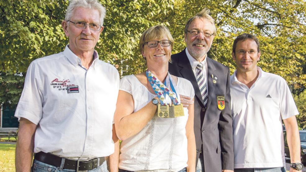 Weltmeisterin aus Weener: Annegret Peters erkämpfte sich gleich bei ihrer ersten Weltmeisterschaft im Rettungsschwimmen drei Medaillen in Gold, Silber und Bronze. Erfolgreiche Schwimmer waren zudem wieder Hans-Gerd Hülsmann (links) und Thomas Exner (rechts). Stolz durfte der Vorsitzende der DLRG Weener, Ferdinand Reit, gratulieren. © Foto: Wübbena