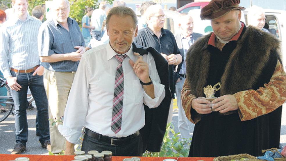 Entspannt beim Marktrundgang: Bürgermeister Wilhelm Dreesmann und Graf Edzard. © Foto: Hoegen