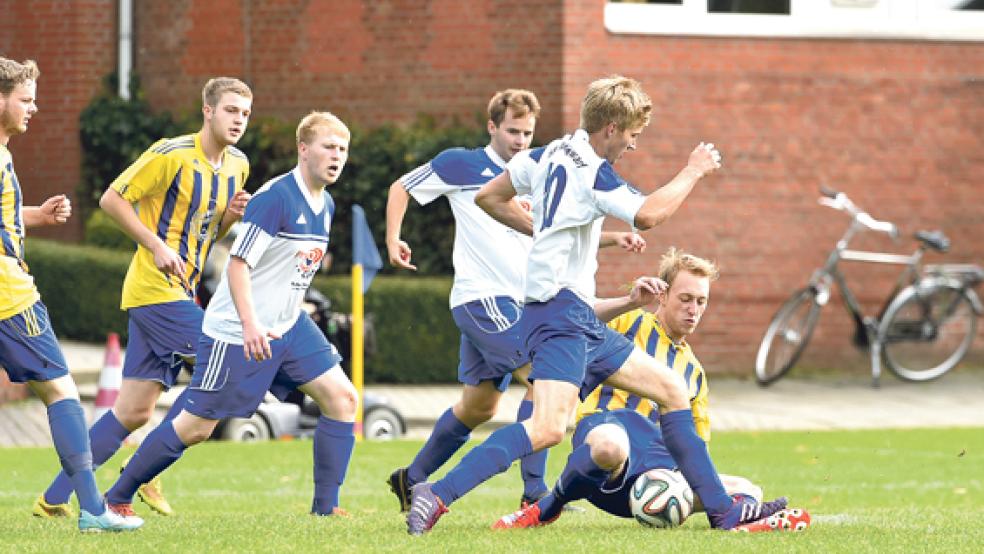 Derby-Kampf: Möhlenwarfs Hermann Ibo Engberts und Weeners Michael Yzer im Duell um den Ball. © Foto: Bruins