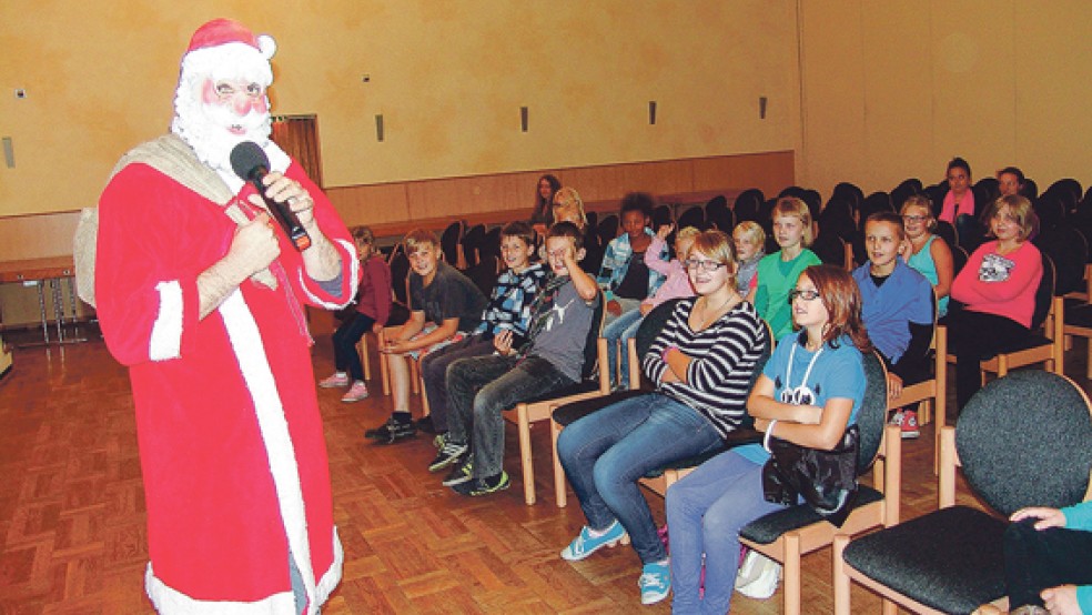 Als Weihnachtsmann verkleidet hat Werner Hoffmann vom Bunder Jugendbüro den Inhalt des neuen Kindermusicals vorgestellt. © Foto: Boelmann