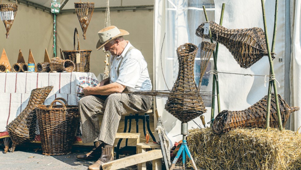 Der 506. Michaelismarkt in Weener lockte am Wochenende wieder viele Besucher in den Stadtgarten. Viel los war auch auf dem Bauern- und Handwerkermarkt.  © Foto: Klemmer