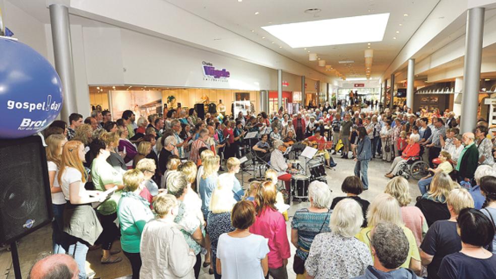 Viele Kunden unterbrachen ihren Einkauf, um dem »Rheiderlandchor« zuzuhören. © Foto: Wolters