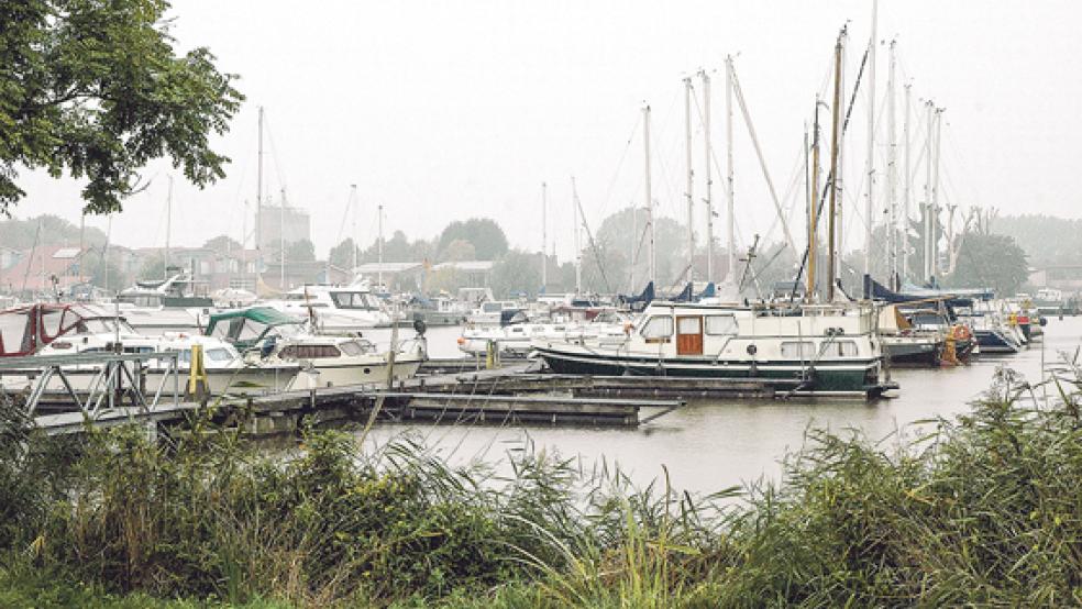 Der Seglerverein Weener hat sich wegen der Schlickprobleme an die Hafen und Tourismus GmbH (HuT) gewandt. Denn ab Mitte Oktober werden die Boote an Land geholt - und die Wassertiefe am Mastenkran ist gering. © Foto: Szyska