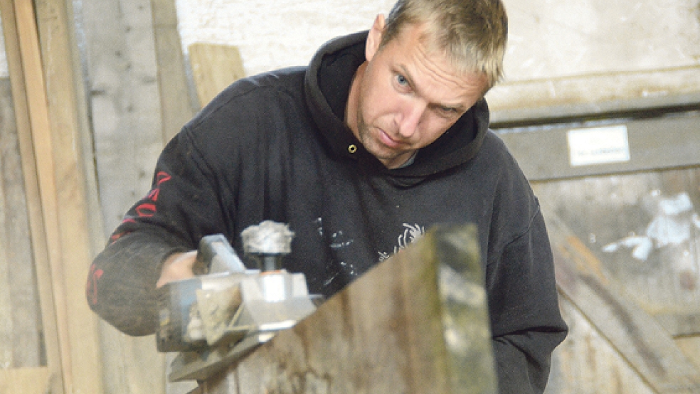 Millimeterarbeit: In der Werfthalle von Bültjer sind aus Eichenholz die Planken für die beschädigte Bordwand zugeschnitten worden. © Fotos: Hanken