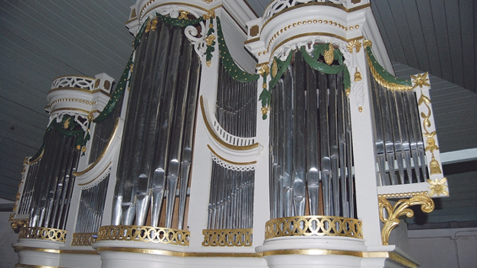 Der Orgelprospekt ist mittlerweile 200 Jahre alt. Die »Außenhülle« der Kirchenorgel in Landschaftspolder erhielt 1988 einen frischen Anstrich. Foto: Hoegen © 