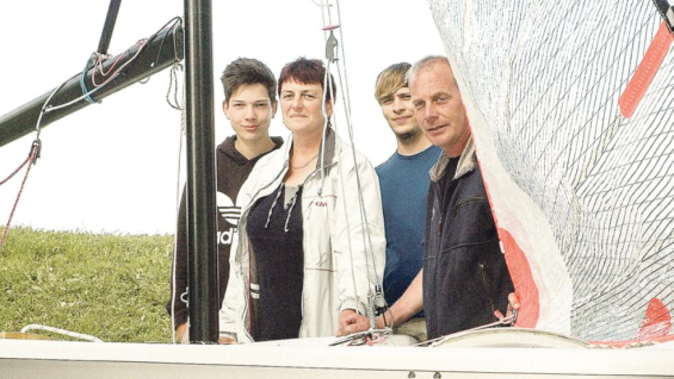 Die Vereinsmitglieder - hier Ubbo Rösing, die Vereinsvorsitzende Jutta Simmering, Henning Heikens und Segelwart Rainer Lübben (von links) - müssen weiter improvisieren und Boote zum Beispiel in Scheunen unterbringen. © Archivfoto: Mentrup