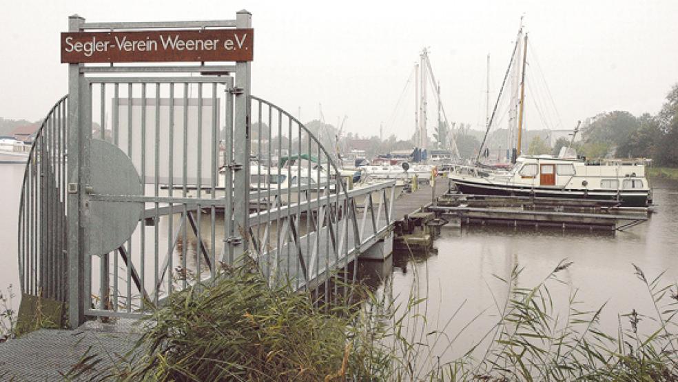 Der Seglerverein Weener will die Boote seiner Mitglieder ab 13. Oktober aus dem Hafen holen und den Winter über in der Landsburghalle einlagern. © Fotos: Szyska