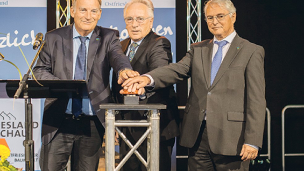 Eröffneten die Ostfrieslandschau (v. l.): Wolfgang Kellner, Helmut Collmann und Peter-Jürgen Schneider. © Foto: Klemmer