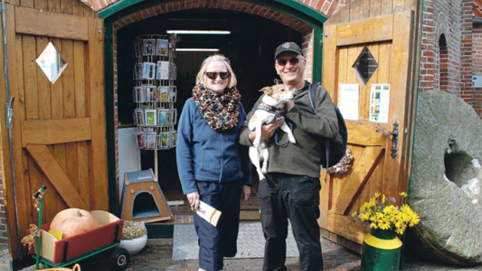 »Wonderful« urteilten Patricia und Clive Burton aus England mit Hund »Yogi« über das Herbstfest der Jemgumer Landfrauen, die Mühle und eigentlich ganz Ditzum. © Fotos: Kuper