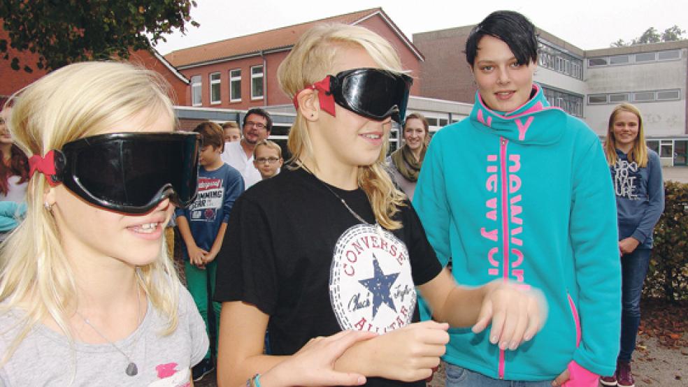 Die Schülerinnen Maren Wenninga und Svenja Engeln (von links) probierten die Rauschbrille aus. Mirijam Festers (rechts erklärte ihnen die Wirkungsweise.  © Foto: privat