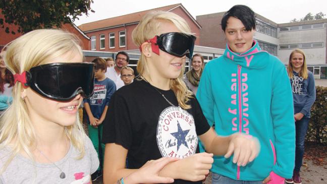 Rauschbrille: Schüler laufen betrunken über Schulhof