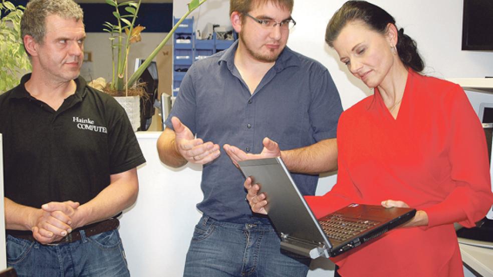 Michael und Christian Hainke (von links) stellten der CDU-Bundestagsabgeordneten Gitta Connemann gestern ihre Computerfirma an der Bahnhofstraße in Bunde vor. © Foto: Hoegen