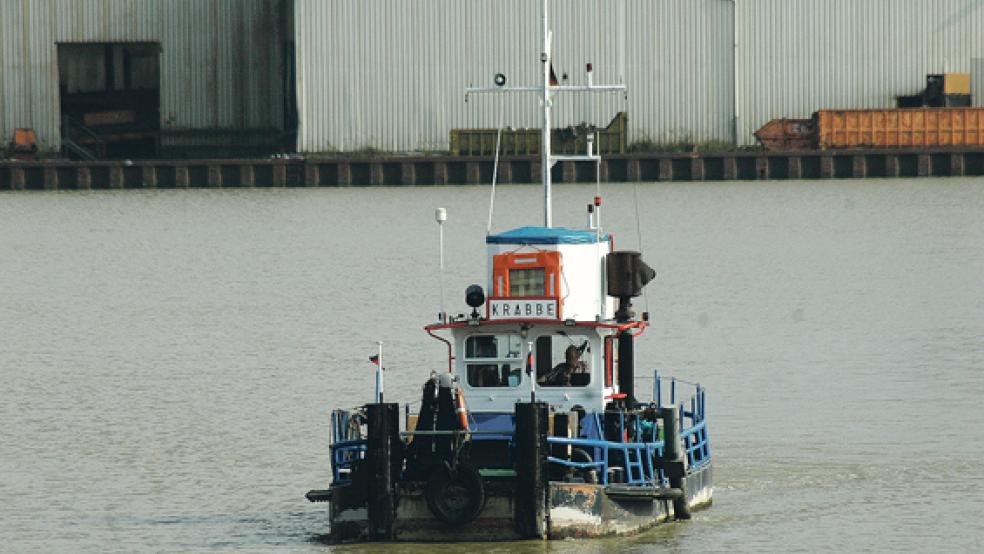 Wirbelte den Schlick gestern wieder im Leeraner Indus­triehafen statt im Weeneraner Freizeithafen auf: das Arbeitsschiff »Krabbe«. © Foto: Szyska