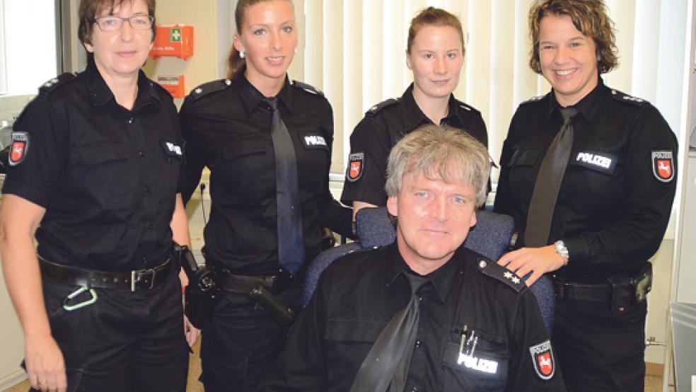 Verstärkung für Polizeioberkommissar Arno Oltrop und seine Kollegen bringen: Heike Wintjes, Dana Tauch, Annika Bronn und Melanie ter Veer (hinten, von links). © Foto: Hanken