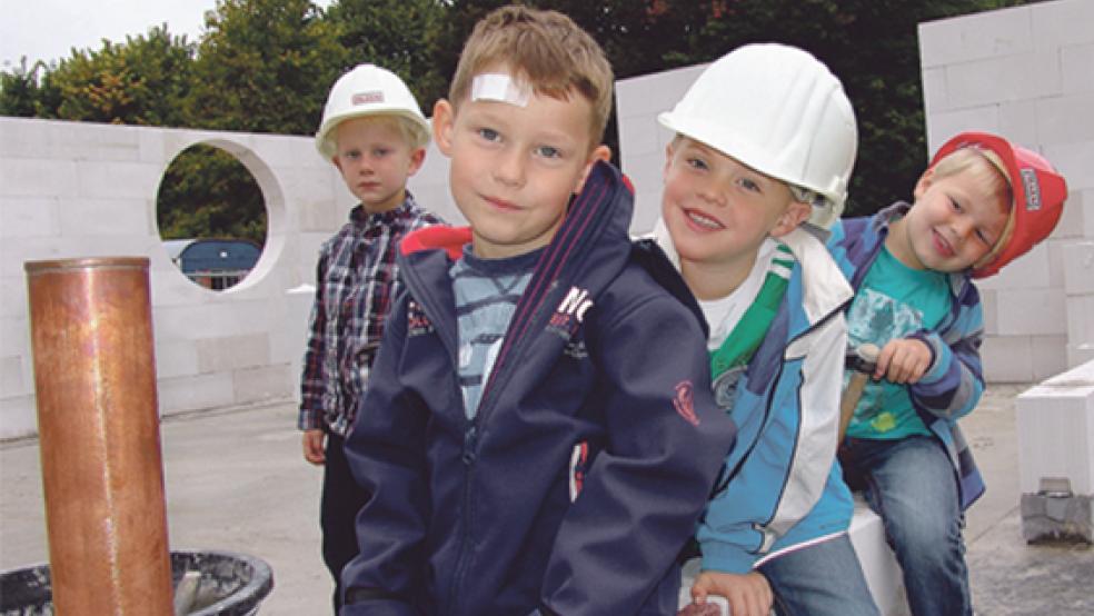 Packten auf der Baustelle der Weeneraner Kindertagesstätte »Jona« kräftig mit an (von links): Phillip, Lukas, Jarne-Silas und Tjark. Der Anbau für die Krippenkinder soll im Frühjahr 2015 fertiggestellt werden.  © Fotos: Boelmann