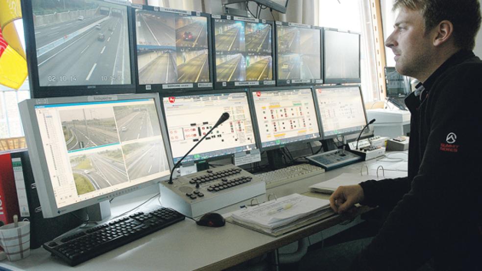 Den Verkehrsfluss unter der Ems überwacht Malte Hagemann in der Tunnelwarte der Autobahnmeisterei Leer auf gleich zehn Monitoren. © Foto: Szyska