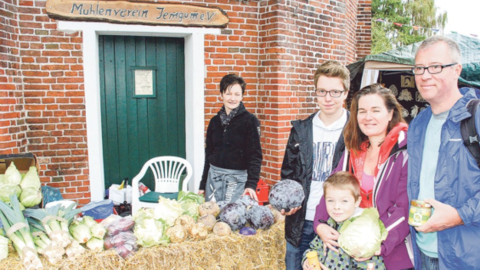 Frisches Gemüse und neue Kartoffeln direkt vom Feld im Rheiderland verkaufte Jessica Sinning (links) zugunsten des Mühlenvereins Jemgum. Die Familie Weiß mit (von links) Mark, Felix, Barbara und Jörg aus Düsseldorf kaufte gleich die Zutaten für das Abendessen in ihrer Ferienwohnung an der Deichstraße. © Fotos: Kuper