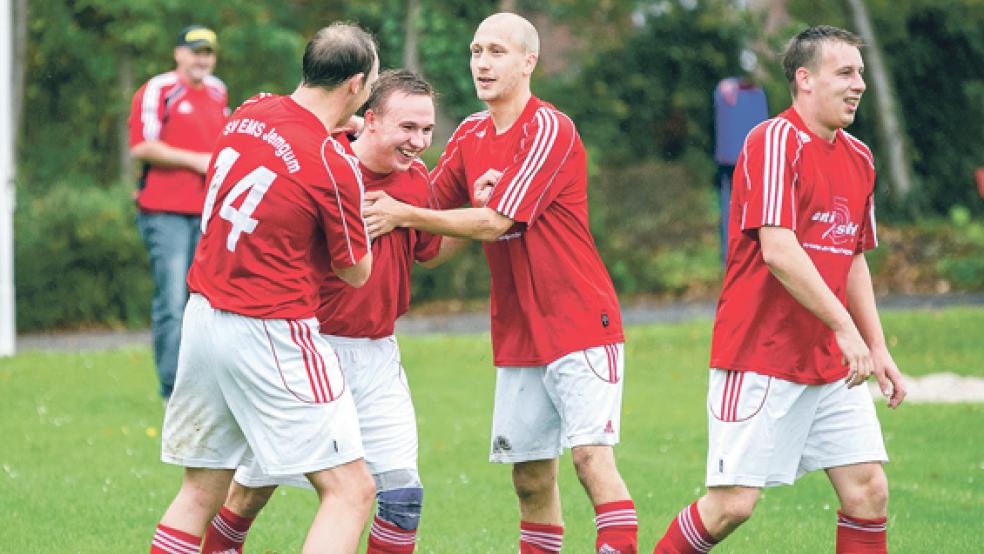 Durften feiern: Bernhard Lübbers, Ole Nitters und Klaas Tielemann freuen sich über den Sieg. © Foto: Mentrup