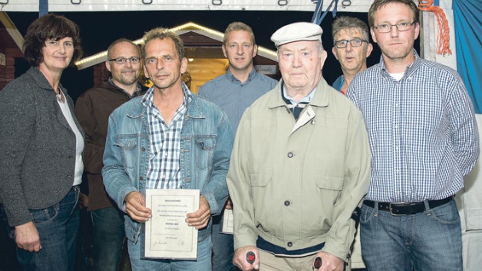 Mehrere Ehrungen nahmen Anke Markus und Jens Watermülder (ganz rechts) auf der Jubiläumsfeier vor. Franz Janshen (25 Jahre Mitglied beim TuS), Dietmar Buß (25 Jahre), Stefan Krüger (25 Jahre), Hinderk Pastoor (75 Jahre) und Heinrich Siemering (40 Jahre, von links) wurden für ihre langjährige Vereinszugehörigkeit ausgezeichnet.  © Foto: Mentrup