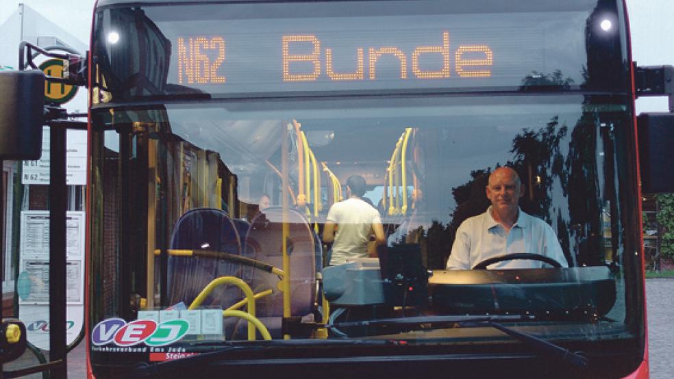 Die »Nachteule«, hier an ihrem Startpunkt am Zentralen Omnibusbahnhof in Leer, soll weiterhin auch für Jugendliche aus der Gemeinde Bunde unterwegs sein. Die Gemeindeverwaltung beteiligt sich an den Kosten, die die Gemeinde Jemgum für das Discobus-Angebot trägt. © Foto: Boelmann