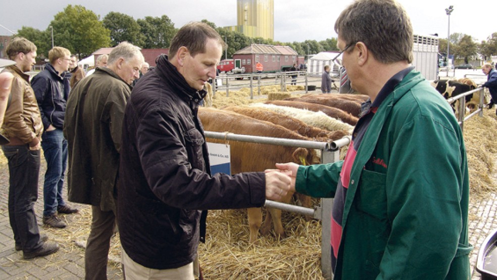 Heinrich Niemeyer (l.) versucht, mit einem möglichen Käufer einen Preis per Handschlag auszuhandeln. © Fotos: Boelmann