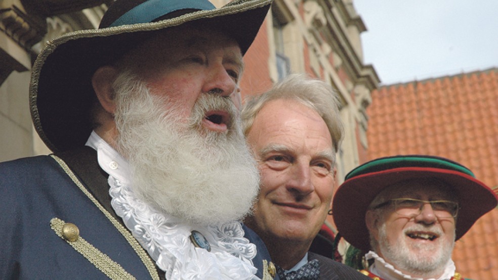 Stimmgewaltig meldete sich von der Rathaustreppe auch wieder Winschotens Stadtausrufer Geert Veen zu Wort. Der Leeraner Bürgermeister Wolfgang Kellner und Chef-Herold Hans-Arno Loerts (von links) waren beeindruckt.  © 