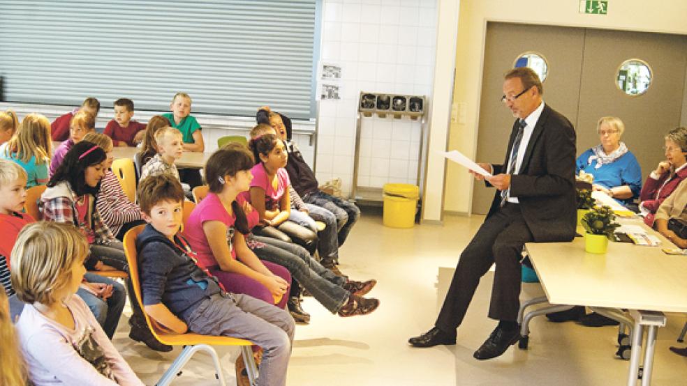 Eine kurze Geschichte zum Auftakt des KinderKulturMonats las Bürgermeister Wilhelm Dreesmann den dritten Klassen der Grundschule Weener vor. © Foto: de Winter