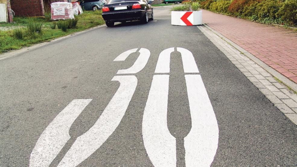 Insgesamt vier Betonkübel und die Straßenaufschrift »30« sollen für eine Verkehrsberuhigung »Auf der Gaste« im Bereich der Kindertagesstätte Jona in Weener sorgen.  © Foto: Boelmann