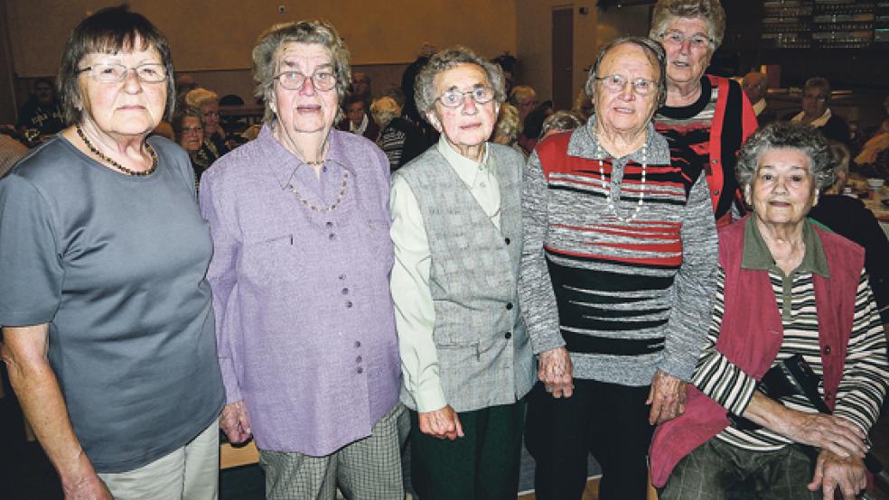 40 Jahre an Bord: Leni Frielling (Zweite von rechts) und Gudrun Olschewski (links) bedankten sich bei den »Alten« der ersten Stunde für ihre Treue: (von links) Anni Selinger, Frauke Helms, Hanne Koop und Anna Snater. © Foto: Himstedt