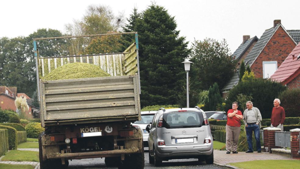 Zu eng für den landwirtschaftlichen Verkehr ist nach Meinung der Anwohner die Ringstraße in Stapelmoor. Nicht nur die Größe der Maschinen, sondern auch die Fahrweise der Fahrer werden von ihnen kritisiert. © Leserfoto: B. Kruse