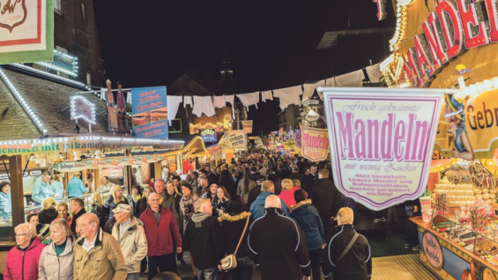 Menschentrauben auf dem Gallimarkt. Das gute Wetter begünstigte die Resonanz. © Foto: Klemmer