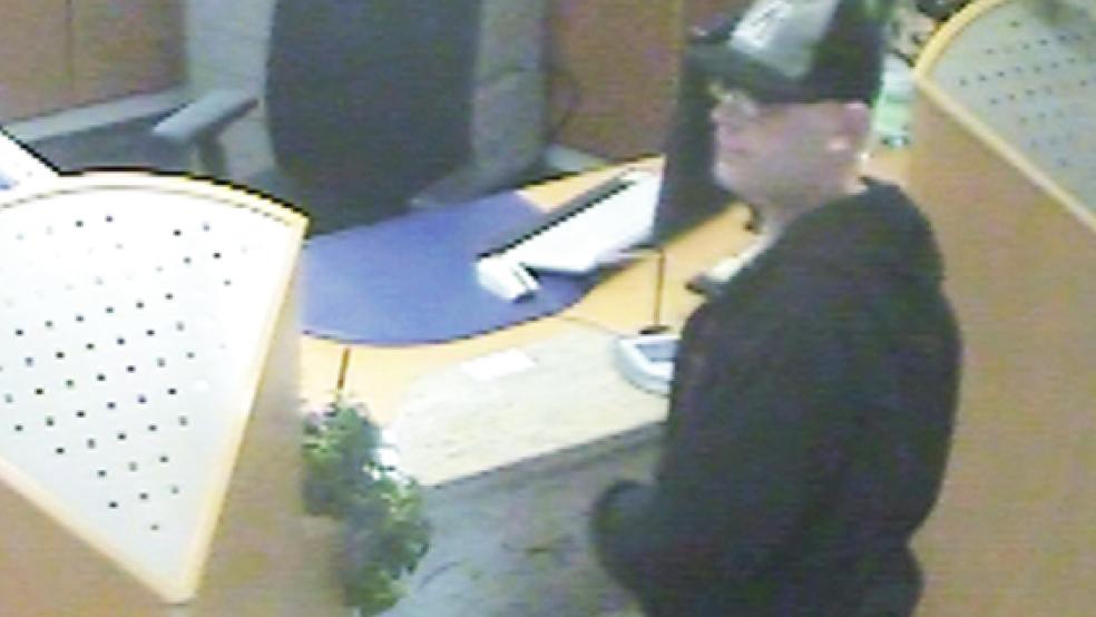Dieser Mann hat die Ostfriesische Volksbank in Weener heute vor einer Woche überfallen. Die Polizei bittet um Zeugenhinweise.  © Foto: privat