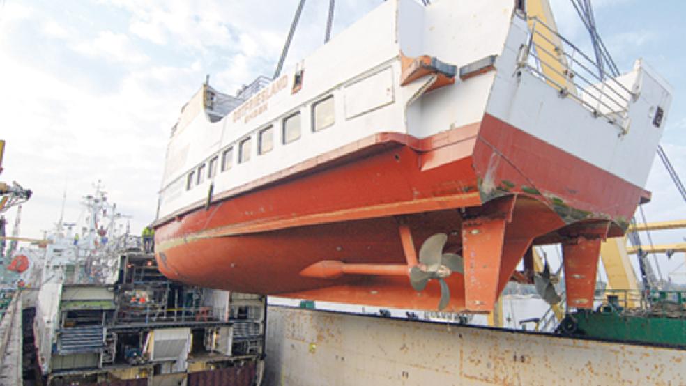 Schnitt gelungen, »Hochzeit« in Sicht: Das Achterschiff der MS »Borkum« wurde abgetrennt. Der Hauptteil wird nun bald mit einem neuen Element verbunden. © Foto: AG Ems