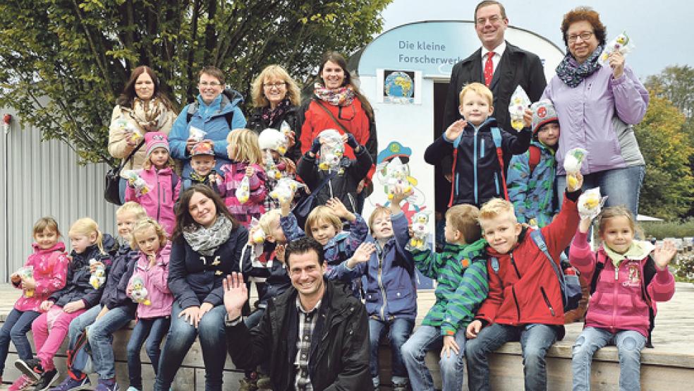 Inmitten ihrer Kindergartengruppe: Die 18-jährige Erzieherin Luisa Schetke aus Wymeer (4. v. l.) ist die 500000. Besucherin der Landesgartenschau in Papenburg. © Foto: privat